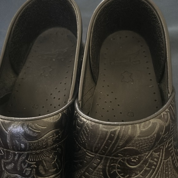 Dansko black leather with flower patterns size 40. - Picture 11 of 12